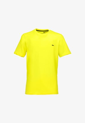 Keltainen lyhythihainen T-paita, valmistettu sileästä kankaasta, jossa pieni musta logo vasemmalla rintakehässä. Yksinkertainen muotoilu pyöreällä kaula-aukolla.
