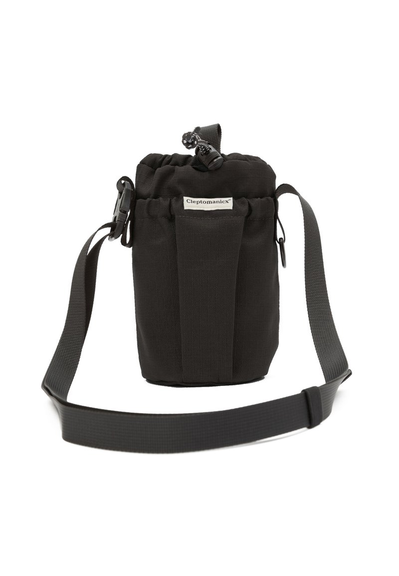 Schwarze Stoffschultertasche mit Kordelzugverschluss, Vorderseite mit Etikett "Cleptomanicx" und verstellbarem Schultergurt mit Clip auf einer Seite.