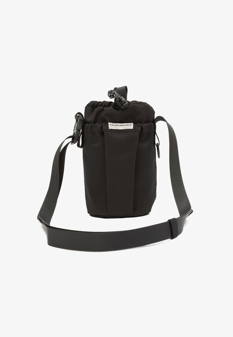 Schwarze Stoffschultertasche mit Kordelzugverschluss, Vorderseite mit Etikett "Cleptomanicx" und verstellbarem Schultergurt mit Clip auf einer Seite.