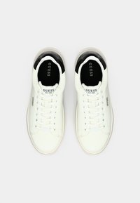 Weiße Leder-Sneaker mit runder Spitze, flachen Schnürsenkeln und schwarzen Akzenten im Inneren. Mit Branding an der Zunge und an der Seite. Gummisohle.