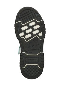 Zwarte rubberen schoenzool met een gestructureerde grip, witte accenten, flexibele groeven en een verheven logo. Bevat een ongelijkmatige oppervlakte voor grip.