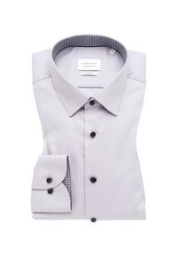 Lichtgrijs slim-fit overhemdd met zwarte knopen en een patroon aan de binnenkant van de kraag en cuffs, netjes gevouwen op een witte achtergrond.