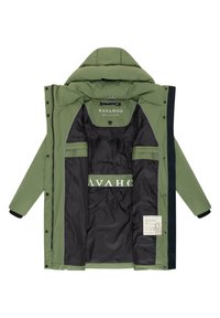 Grøn isoleret jakke med hætte, der har en sort foring og flere indvendige lommer. Indeholder branddetaljer og plejetikette.