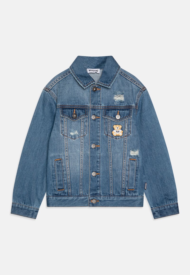 Chaqueta de mezclilla en azul claro con detalles desgastados, dos bolsillos en el pecho, bolsillos laterales y un parche de un oso de peluche. Botones metálicos plateados.