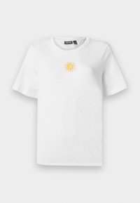 Hvit bomulls t-skjorte med korte ermer, som har et lite, brodert design av en gul og rosa sol på brystet.