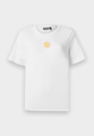 T-shirt alb din bumbac, cu mâneci scurte, având un mic design brodat în culorile galben și roz care reprezintă un soare pe piept.