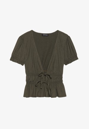 Blusa verde oliva oscuro con escote en V profundo, mangas cortas abullonadas, dobladillo con volantes y lazo ajustable en la cintura. Tejido texturizado.