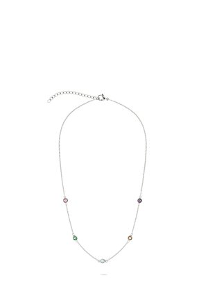 Delicate zilveren ketting met vijf kleine, ronde edelstenen in roze, paars, groen, blauw en amber, gelijkmatig verdeeld langs de ketting.