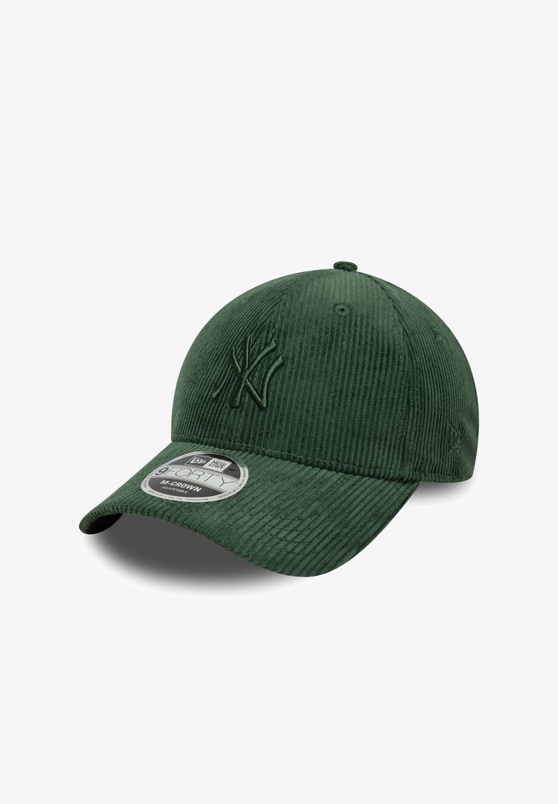 Σκούφο μπέιζμπολ από βελούδινο ύφασμα σκούρου πράσινου χρώματος με ανάγλυφο λογότυπο μπροστά, καμπυλωτή γείσο και ρυθμιζόμενο υφασμάτινο ιμάντα. Διαθέτει υφή με κάθετες ραβδώσεις.