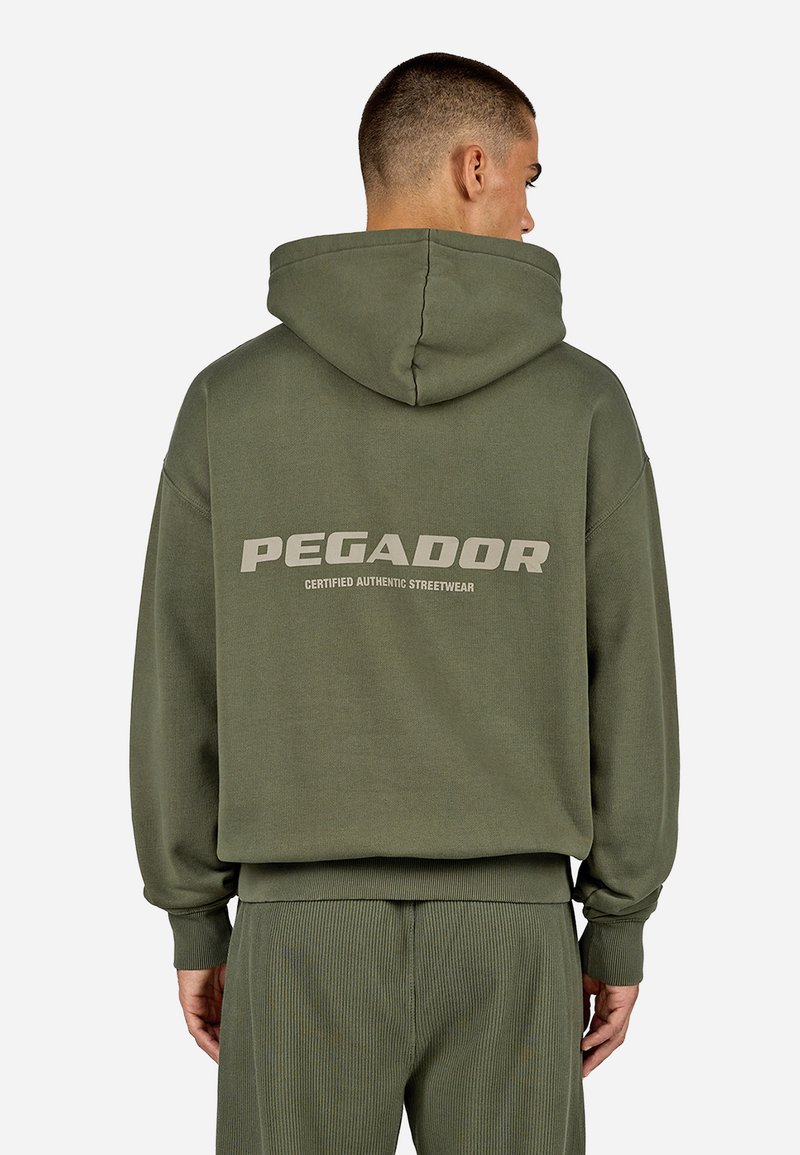 Sudadera de color verde oliva con un gran logo en la parte posterior, fabricada en un tejido suave. Presenta una capucha con cordón y puños y dobladillo acanalados.
