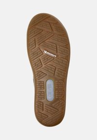 Suela de zapato de goma con un patrón de agarre texturizado, que presenta los logotipos de Michelin y Camper. El tamaño 42 es visible en la suela.