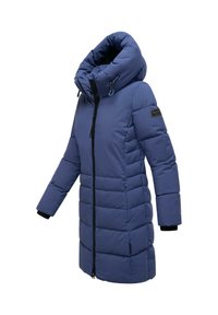 Cămașă lungă de iarnă, căptușită, de culoare albastră, cu guler înalt, ajustabil, fermoar complet pe față și patch logo negru pe mâneca stângă.