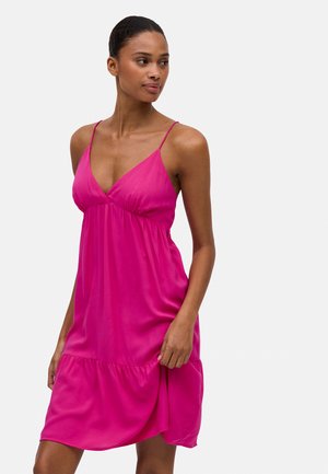 Vestido sin mangas fucsia con escote en V, cuerpo fruncido y dobladillo acampanado. Tejido suave, longitud a medio muslo, tirantes delgados ajustables.