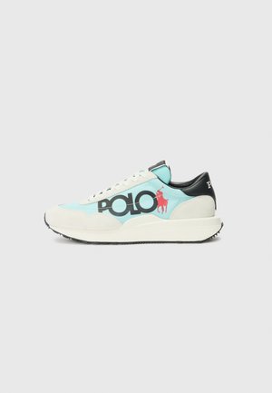Baskets bleu ciel et blanc avec des accents noirs, grand logo "POLO" et emblème rouge d’un joueur de polo sur le côté, semelle blanche, languette de talon noire.