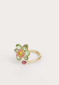 Ring in goldfarb mit floralem Design und grünen sowie rosa Edelsteinen. Die Blütenblätter sind mit abgeschrägten Kanten gestaltet; ein tropfenförmiger Akzent ist enthalten.