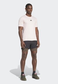 adidas Performance POWER WORKOUT - Sports T-shirt - sandy pink black