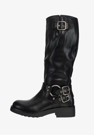 Czarny skórzany but do połowy łydki z dwoma srebrnymi klamrami na kostce, jedną srebrną klamrą blisko góry oraz okrągłym metalowym pierścieniem jako ozdobą.