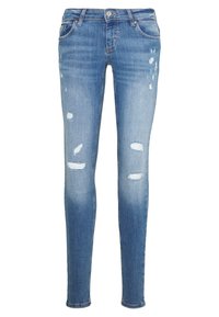 Jeans de mezclilla azul desgastados con un corte ajustado, que presentan varias áreas desgatadas y desgarros. Diseño clásico de cinco bolsillos con trabillas para cinturón.