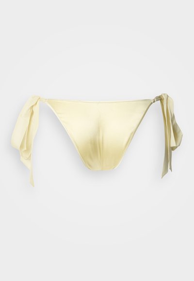 Κίτρινο κάτω μέρος μπικίνι με λεία, λαμπερή υφή και ρυθμιζόμενους δεσμούς σε κάθε πλευρά. Μινιμαλιστικός σχεδιασμός χωρίς επιπλέον σχέδια ή διακοσμήσεις.