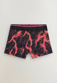 Boxer shorts avec une base noire ornée d'un motif d'éclairs rouges, une ceinture élastique noire unie avec des accents roses, et une coupe ajustée.