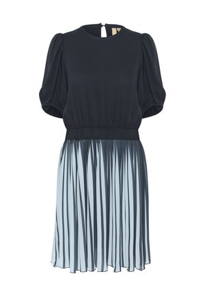 Melna kleita ar īsām pūkainām piedurknēm, izceltu jostasvietu un plisētu zilu caurspīdīgu svārku. Satur atvērtu atzveltni.