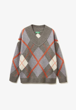 Pull en argyle gris avec un col en V, présentant des motifs en diamants orange, blanc et gris clair. Fabriqué en tissu tricoté avec des poignets en côtes.