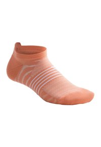 Chaussette cheville orange avec des rayures blanches diagonales et horizontales, bout sans couture et semelle rembourrée, présentée sur fond blanc.