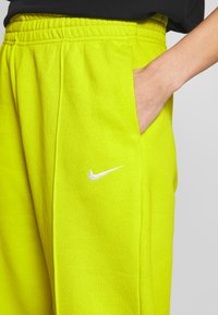 Nike Sportswear W NSW ESSNTL PANT FLC TREND - Calças de fato de treino - bright cactus/(white)
