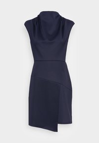 Ärmlös marinblå klänning med draperad cowl-krage och asymmetrisk fåll, med figursydd midja, uppvisad på vit bakgrund.