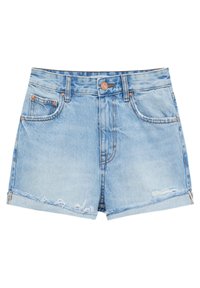 Shorts di denim azzurro chiaro con orli sfrangiati, design a cinque tasche e chiusura frontale con bottone. Leggera sfumatura su tutto il tessuto.