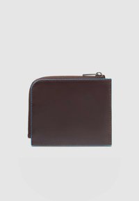 Bruine leren portemonnee met een ritssluiting, voorzien van blauwe stiksels. Compacte rechthoekige vorm met een gladde textuur.