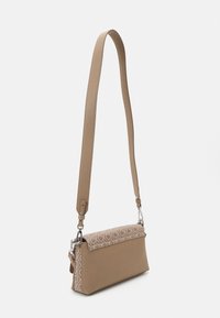 Calvin Klein MUST SHOULDER BAG - Ručna torba - chanterelle