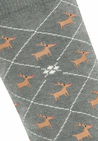 Calze grigie con un motivo a diamante, decorate con ripetuti motivi di renne color ocra, accentuate da nasi rosa e righe bianche a griglia.