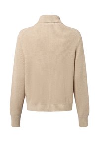 Beige gebreide trui met hoge kraag, geribde manchetten en onderkant. Heeft een gestructureerd patroon op het lichaam, met een losse pasvorm en verlaagde schouders.