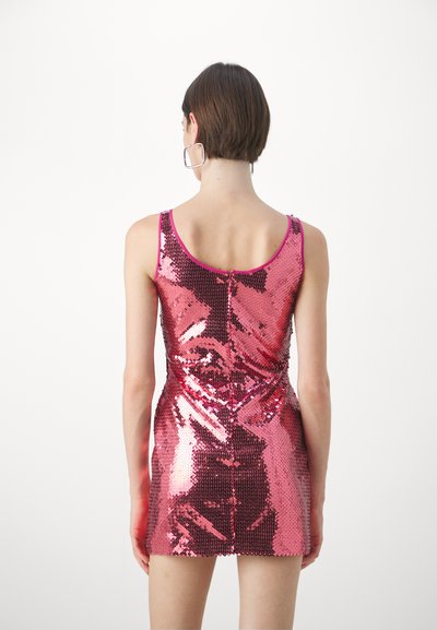 Vestido corto de lentejuelas rosas con una silueta ajustada, escote redondo y cierre de cremallera en la parte trasera. La textura es brillante y reflectante.