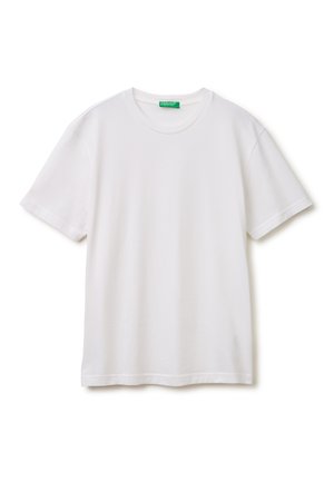 Effen witte korte mouwen katoenen T-shirt met een ronde hals en een klein groen kledinglabel aan de binnenkant van de kraag.