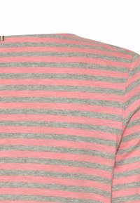 Gestreiftes T-Shirt mit hellrosa und grauen horizontalen Streifen, aus weichem Stoff gefertigt; es hat einen runden Ausschnitt und kurze Ärmel.