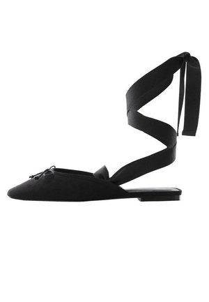 Schwarzer, flacher Ballettschuh mit spitzer Spitze und langem Schnürband, das um den Knöchel gewickelt wird.