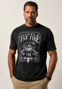 Czarny bawełniany t-shirt z nadrukiem graficznym z napisem �„Fuel The Fire” oraz ilustracjami narzędzi kuchennych i czaszki. Krótkie rękawy i okrągły dekolt.
