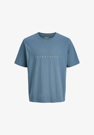 Blaues T-Shirt mit kurzen Ärmeln und Rundhalsausschnitt, mit "JACK & JONES" in Weiß quer über der Brust gedruckt.