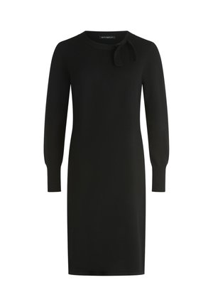 Sort striktrøje med lange ærmer, rund halsudskæring og en sløjfe detalje på venstre skulder. Glat tekstur, knælang længde.