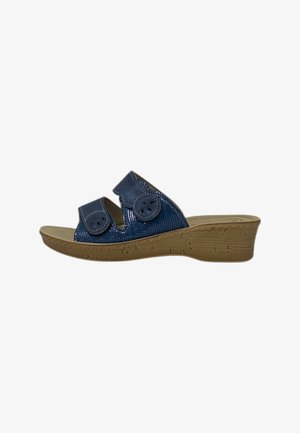 Sandalo con zeppa blu con due cinturini regolabili e dettagli floreali traforati, dotato di una suola marrone chiaro con texture progettata per il comfort.