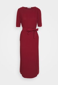 Burgunderfarbene Midi-Kleid mit rundem Halsauschnitt, kurzen Ärmeln und einem gebundenen Taillengürtel. Es hat einen strukturierten Stoff und eine gerade Silhouette.