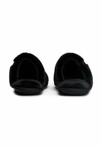 Zapatillas de peluche negras con una textura suave, diseño de talón abierto y suelas planas, que cuentan con un acabado liso y un estilo minimalista.