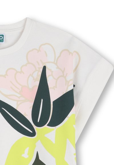 T-shirt blanc avec un grand imprimé graphique représentant des formes florales abstraites en noir, rose et vert clair sur le côté gauche avant.