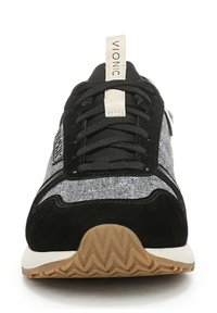 Zwarte en grijze sportschoen met een gestructureerde bovenkant, suède accenten en een rubberen zool met zigzagprofiel. Veters en logo op de tong.