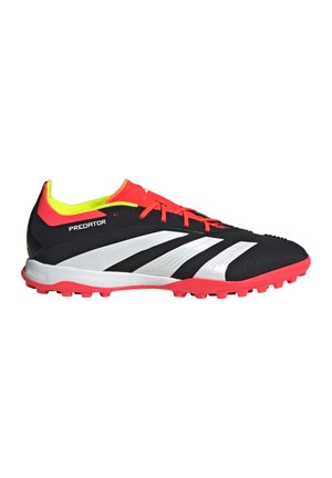 Zwarte en rode voetbalschoen met een gestructureerde bovenkant, drie witte strepen en een roze zool. Heeft een gevoerde kraag en veters.