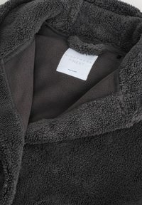 Szare polarowe pijamy o miękkiej fakturze, z wysokim kołnierzem i metką z napisem "NIGHTWEAR by NEXT".
