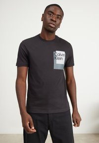 Calvin Klein - OVERLAY BOX LOGO - T-shirt med print - black Miniatyrbild 1