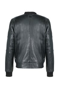 Chaqueta bomber de cuero negro con collar y puños acanalados, que presenta una textura suave y un mínimo detalle de costura en la parte trasera.